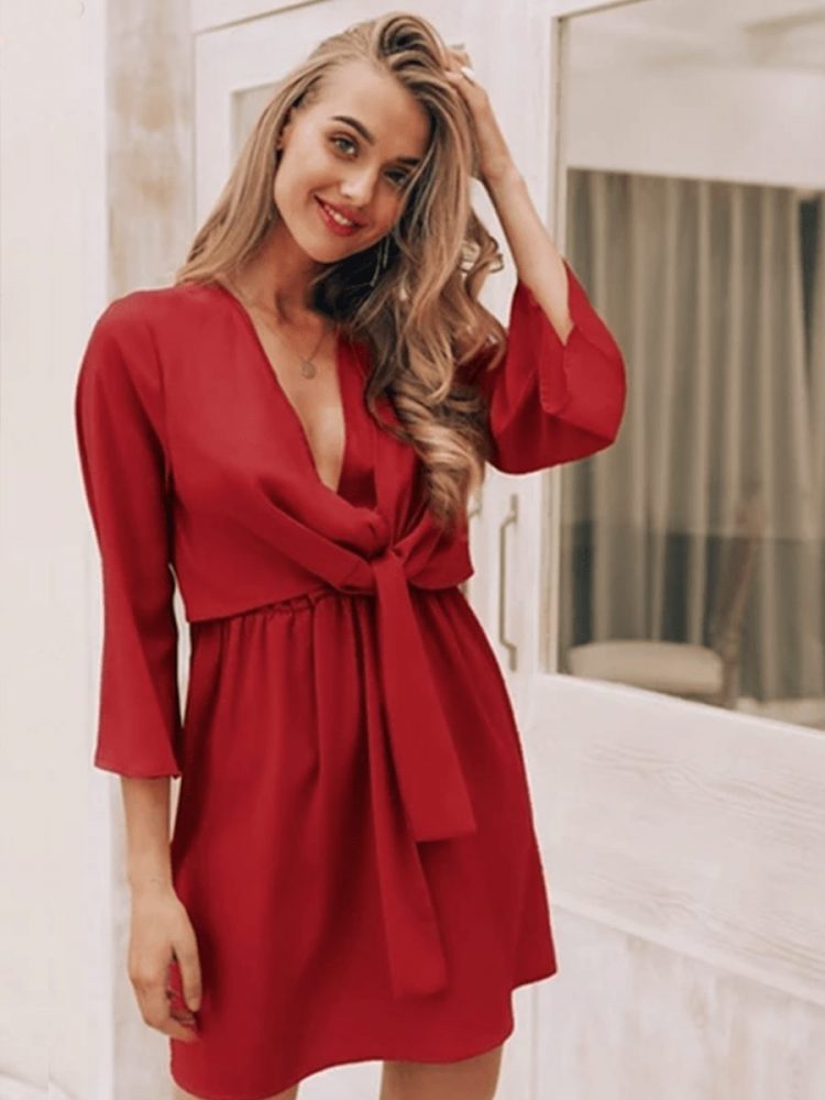 Czerwona szyfonowa sukienka z wiązaniem na przodzie 3