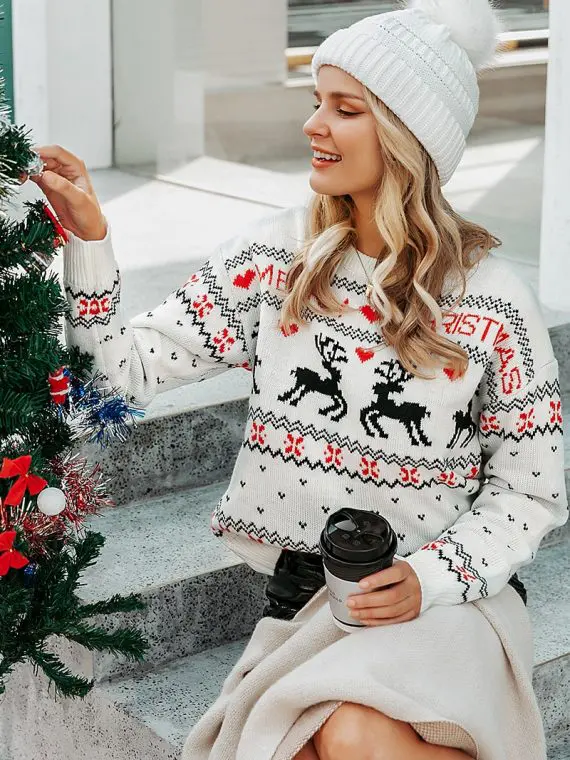 Biały świąteczny sweter damski z motywem reniferów