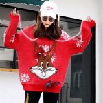 Czerwony wełniany sweter świąteczny z kapturem w białe płatki śniegu 3