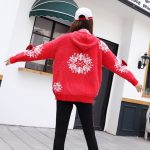 Czerwony wełniany sweter świąteczny z kapturem w białe płatki śniegu 5
