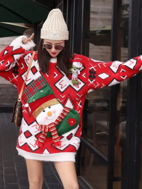 Długi sweter oversize w świąteczne wzory czerwono białe z aplikacją bałwana