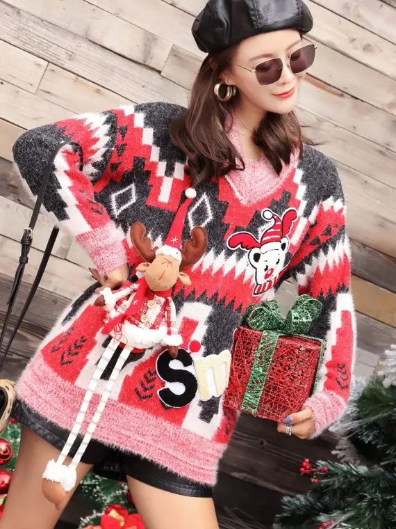 Grafitowy świąteczny sweter w geometryczne wzory z wystającym reniferem