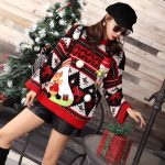 Kolorowy damski sweter świąteczny z aksamitną skarpetą w formie schowku 4