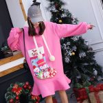Różowa sukienka z futrzanym kapturem oraz naszywaną skarpetą Merry Christmas 2