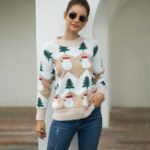 Beżowo biały damski świąteczny sweter z motywem bałwana i choinki