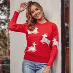 Czerwony dziergany świąteczny sweter z aplikacją w biegnące białe renifery 1