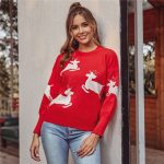 Czerwony dziergany świąteczny sweter z aplikacją w biegnące białe renifery