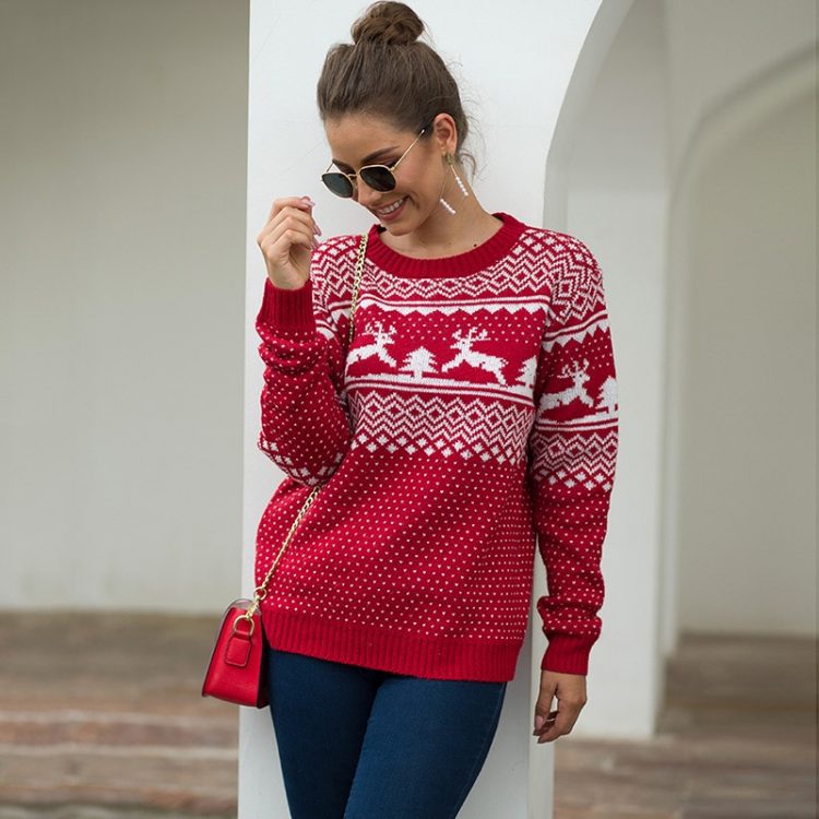 Czerwony sweter świąteczny z motywem świątecznym w renifery 1