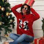 Czerwony świąteczny sweter damski z nadrukiem zakochanych pingwinów