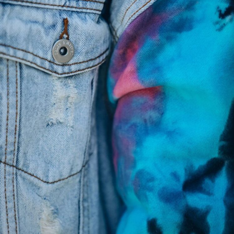 Damska jeansowa kurtka z bluzą i rękawami farbowanymi metodą tie dye 3