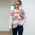 Damski sweter świąteczny biały w czerwone renifery i wzory świąteczne 1