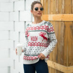 Damski sweter świąteczny biały w czerwone renifery i wzory świąteczne