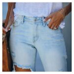 Jeansy spodnie z dużymi dziurami damskie w kolorze jasny denim 4