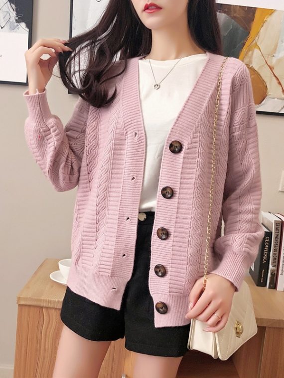 Pastelowy jasno różowy sweter typu kardigan z zapięciem na duże guziki
