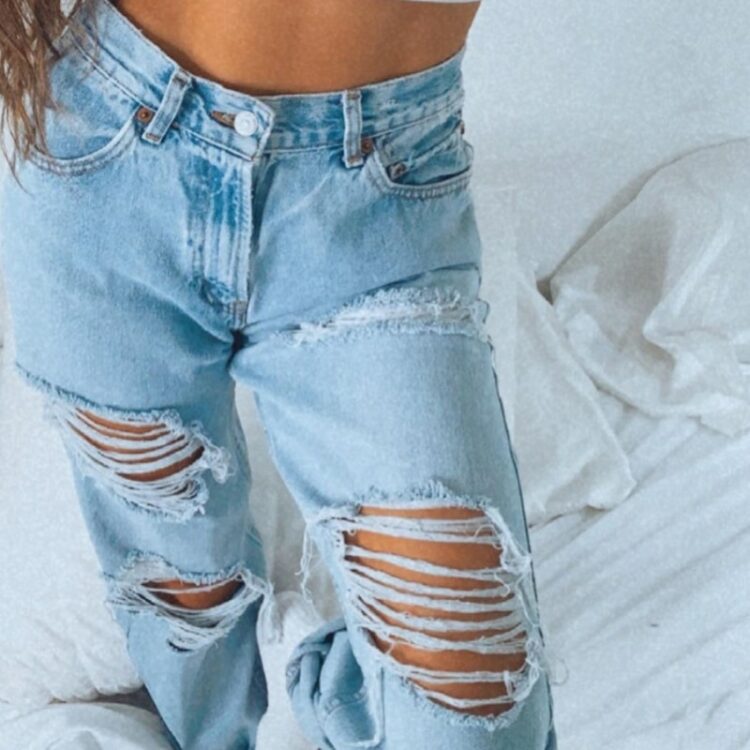 Spodnie jeansy z dziurami damskie w kolorze jasny denim typu rurki