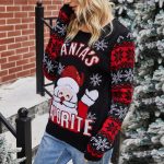 Śmieszny sweter świąteczny damski z mikołajem i śnieżynkami na rękawach czarny 3