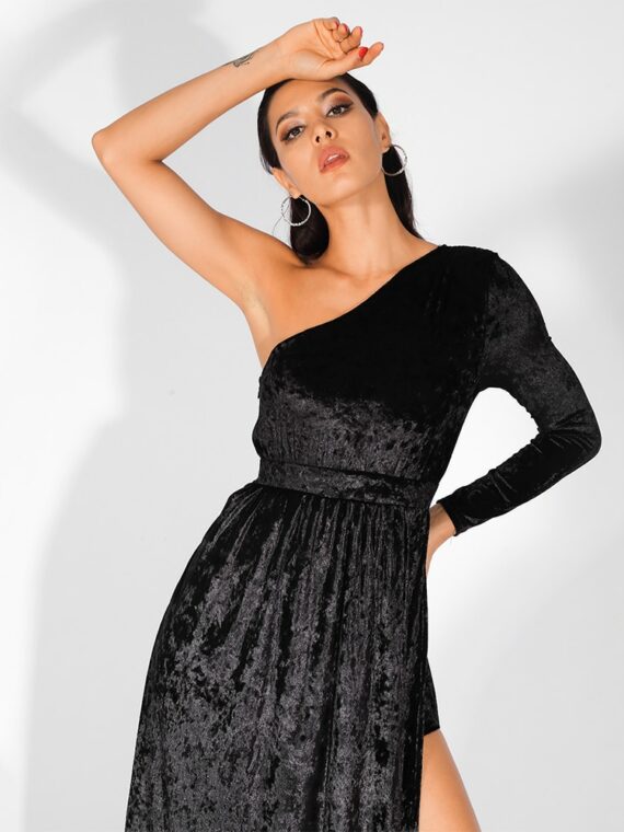 Aksamitna czarna sukienka maxi wieczorowa z rozcięciem 1