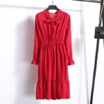 Elegancka czerwona sukienka midi z wiązaniem pod szyją