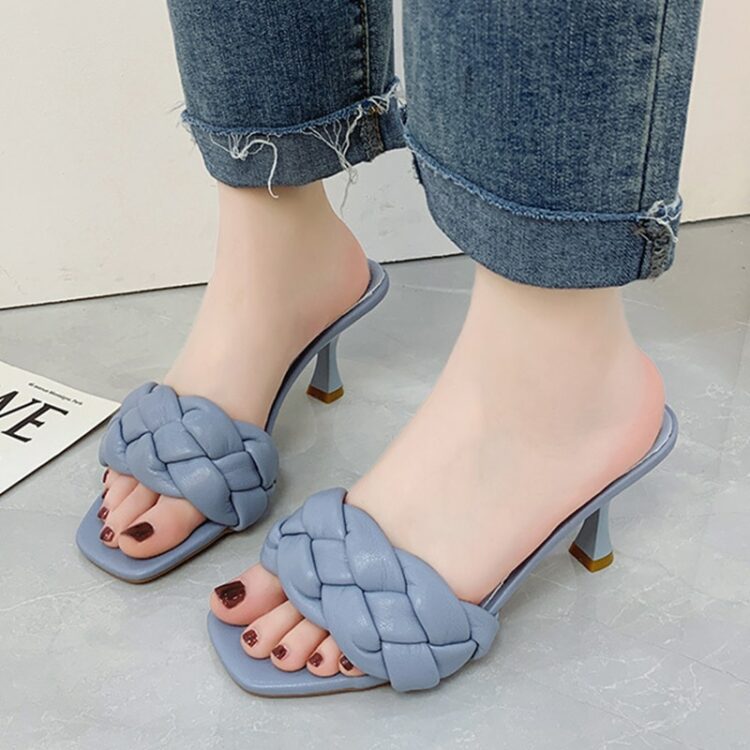 Niebieskie klapki plecione na szpilce pikowane buty 1