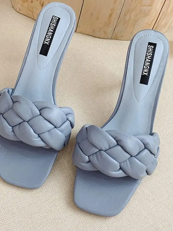 Niebieskie klapki plecione na szpilce pikowane buty