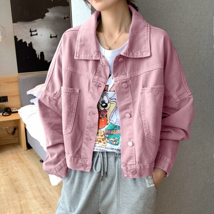 Różowa kurtka jeansowa damska oversize z kieszeniami