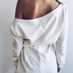 Biała sukienka z opadającym ramieniem wiązana 1