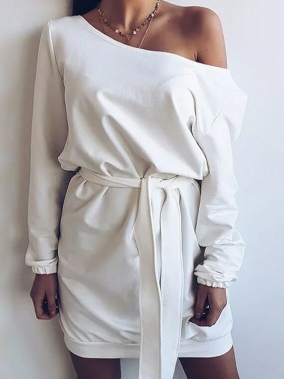 Biała sukienka z opadającym ramieniem wiązana