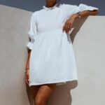 Biała sukienka z tkaniny teksturowanej rozkloszowana 1