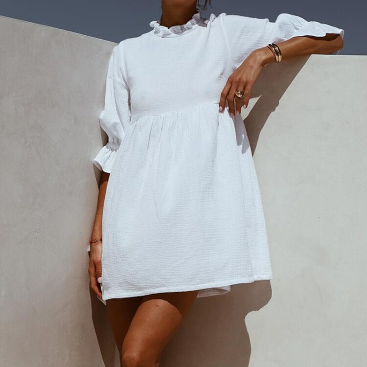 Biała sukienka z tkaniny teksturowanej rozkloszowana 1