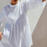 Biała sukienka z tkaniny teksturowanej rozkloszowana 2