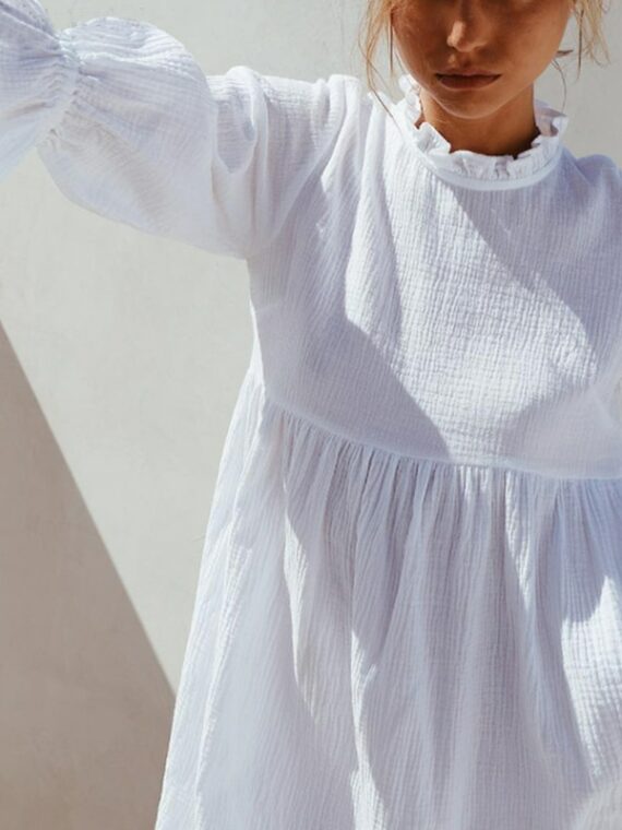 Biała sukienka z tkaniny teksturowanej rozkloszowana
