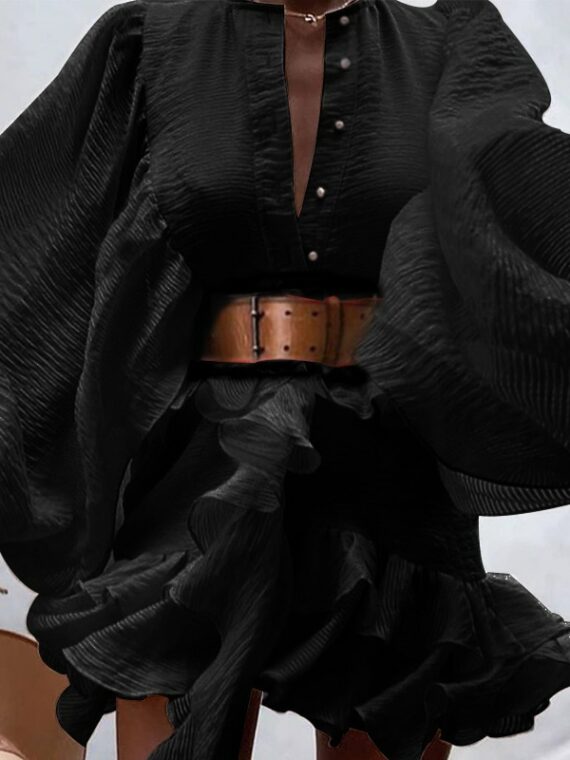 Czarna sukienka z falbanami na dole i szerokimi rękawami