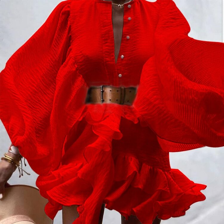 Czerwona sukienka z falbanami na dole i szerokimi rękawami