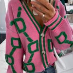 Luźny kardigan sweter damski w asymetryczne wzory różowy