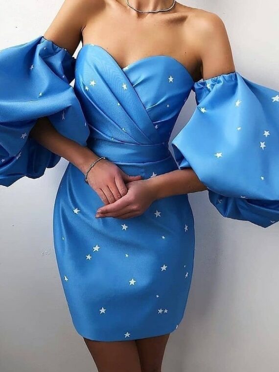 Niebieska sukienka z baloniastym rękawem w gwiazdki