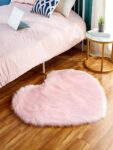 Ekskluzywny pluszowy dywan różowy w kształcie serca