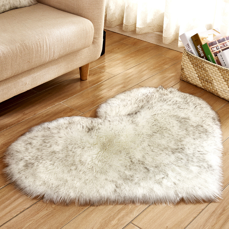 Ekskluzywny pluszowy dywan biały muflon w kształcie serca
